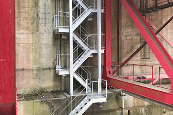 高架下点検用鉄骨階段工事