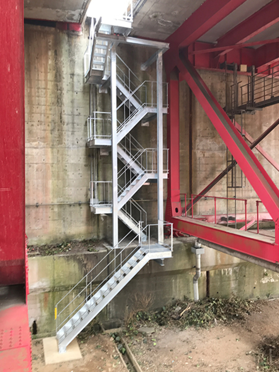 高架下点検用鉄骨階段工事のサムネイル