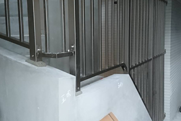 横浜市阪東橋マンション 階段アルミフェンス製作取付工事