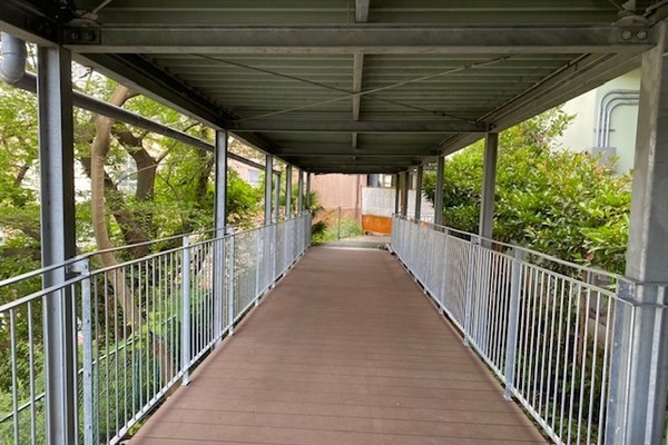 H学園　鉄骨嵩上げ工事、ウッドデッキ貼り工事