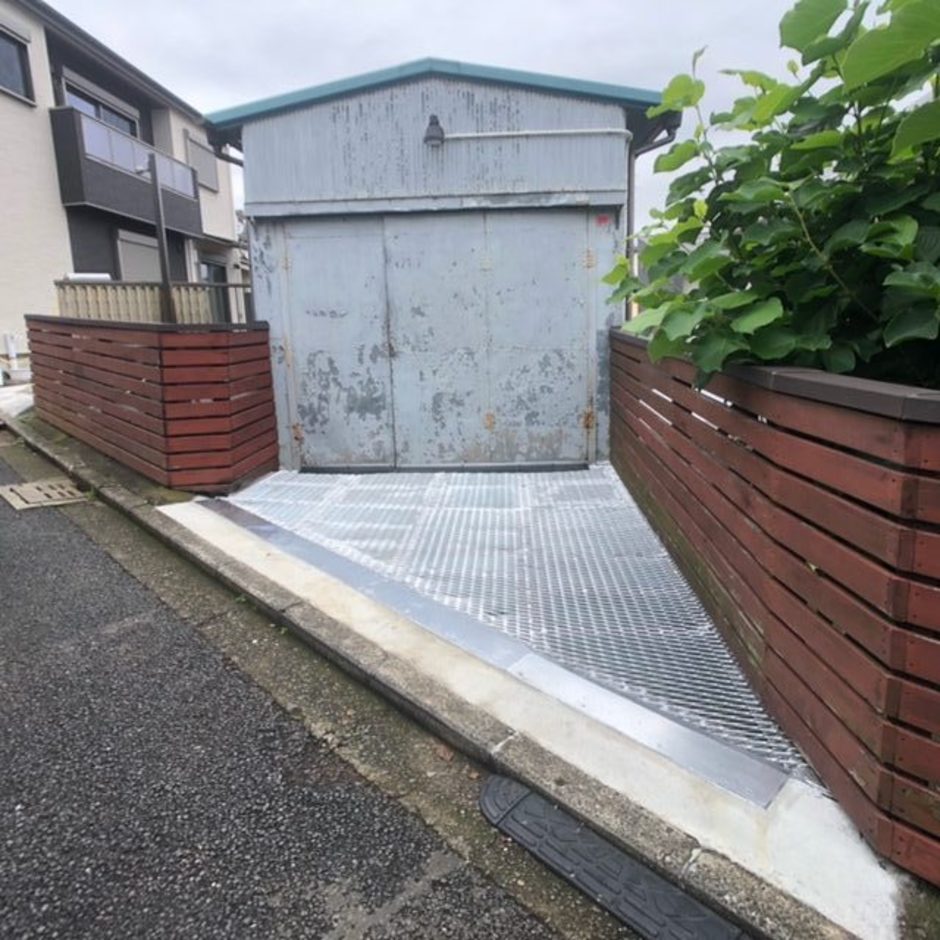 横浜市　M様邸、倉庫内駐車場床張替え及び鉄骨補強工事が完了致しました！のサムネイル