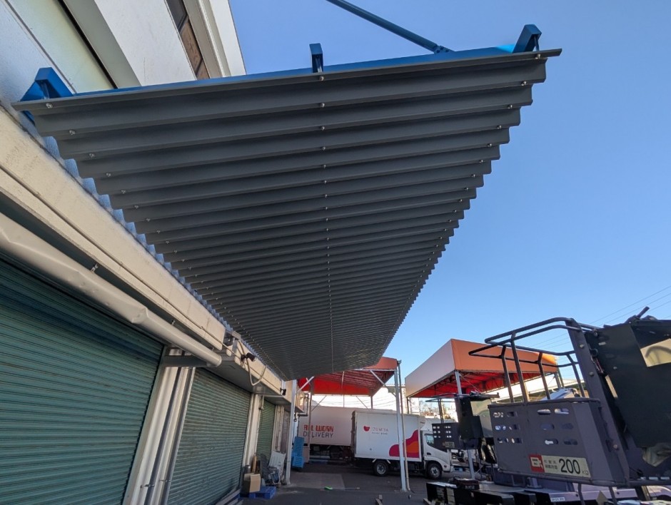 神奈川県瀬谷区　折半屋根改修工事のサムネイル