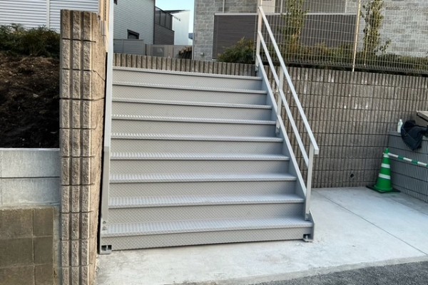 青葉区　鉄骨階段取付工事