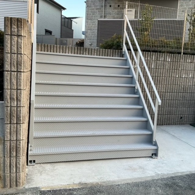青葉区　鉄骨階段取付工事