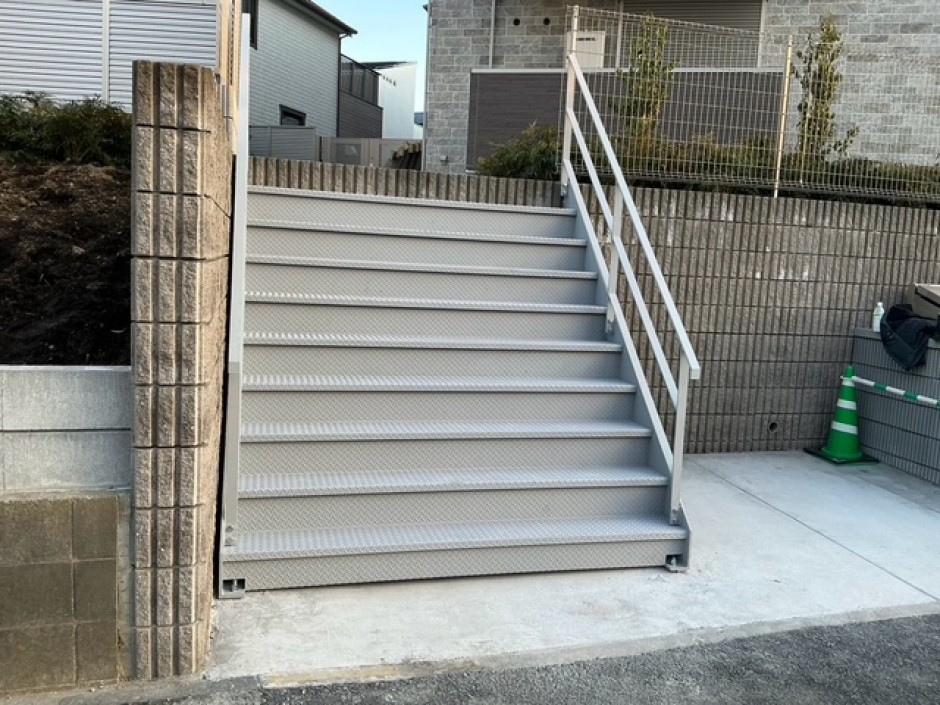 青葉区　鉄骨階段取付工事のサムネイル